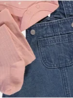 Set me bodysuit rozë, fustan denim pinafore dhe çorape
