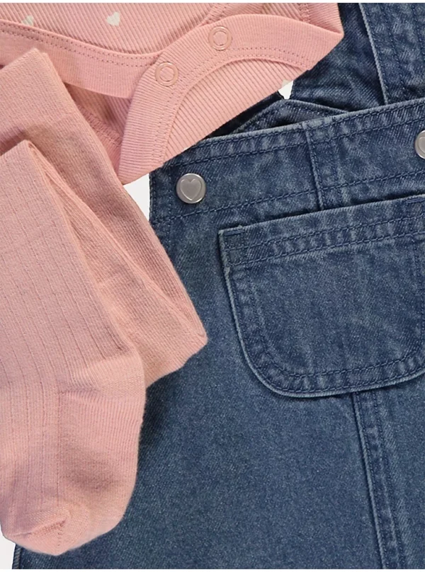 Set me bodysuit rozë, fustan denim pinafore dhe çorape