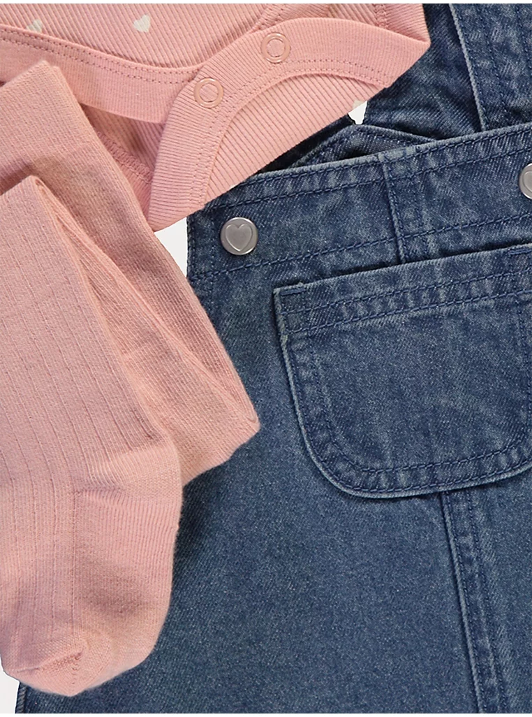Set me bodysuit rozë, fustan denim pinafore dhe çorape