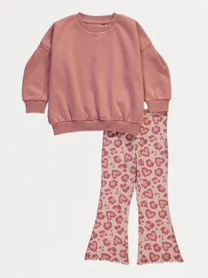 Set bluzë rozë dhe geta me këmbë të zgjeruara (kick flare) me print kafshësh