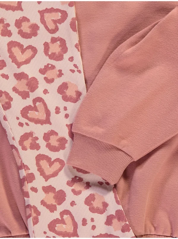 Set bluzë rozë dhe geta me këmbë të zgjeruara (kick flare) me print kafshësh