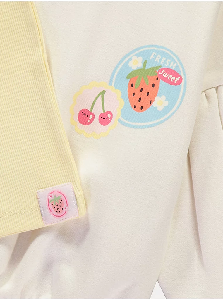 “Set me bluzë dhe pantallona me dizajn stampë frutash.”